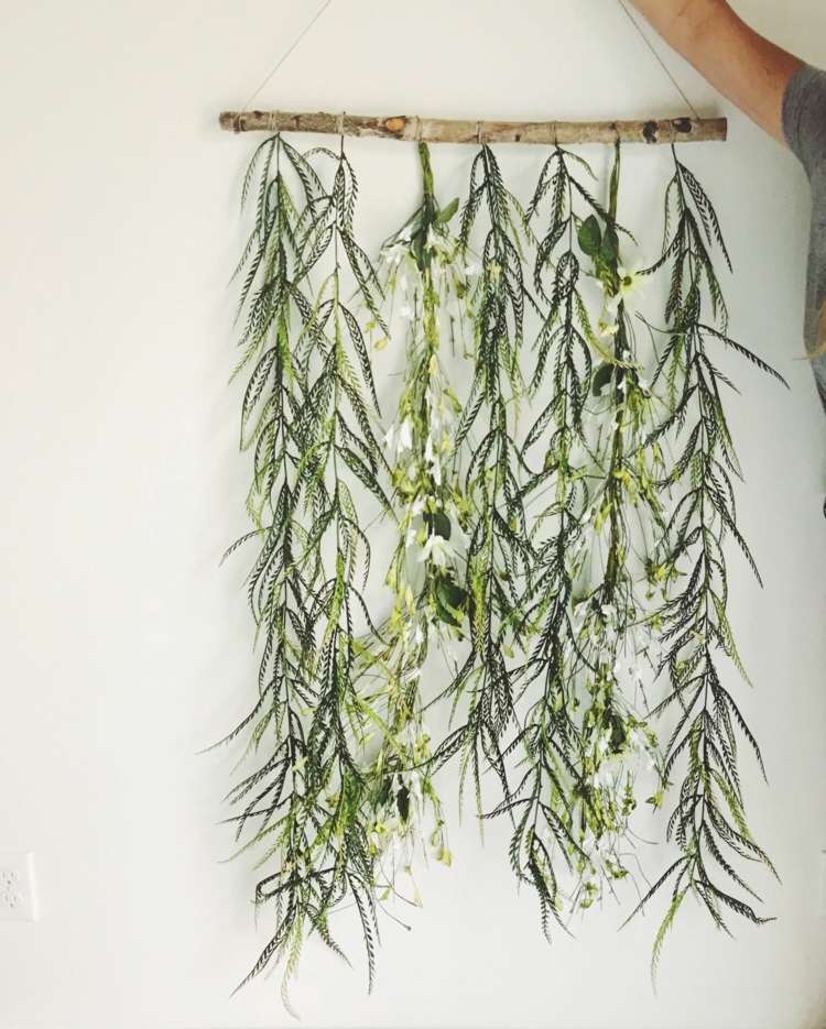 Gren att hänga upp med gröna kvistar som väggdekoration