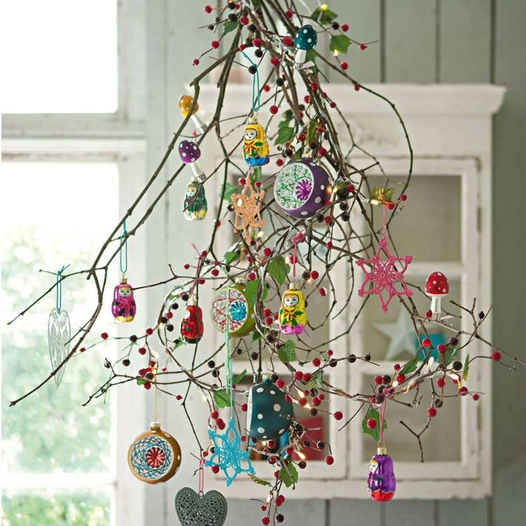 En annorlunda julbukett - häng den upp och ner över bordet och dekorera den med smycken