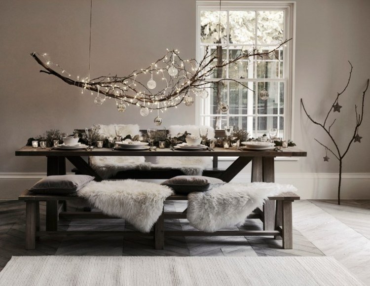 Idé till matbordet till jul - stor gren dekorerad med sagoljus och julgransbollar