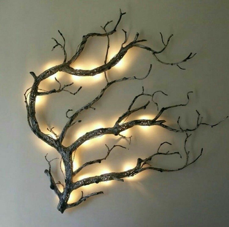DIY väggdekoration med en intressant gren och LED -lampor