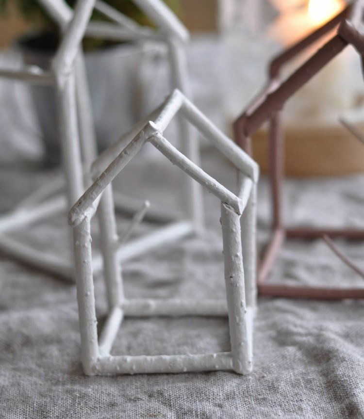 Slöjdidé till jul - gör hus av naturliga eller vitfärgade pinnar