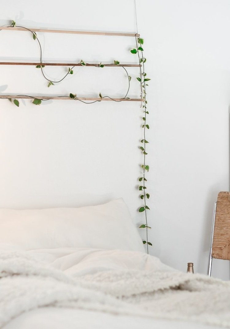 Dekorativt alternativ till sänggavel med grenar och klätterväxter