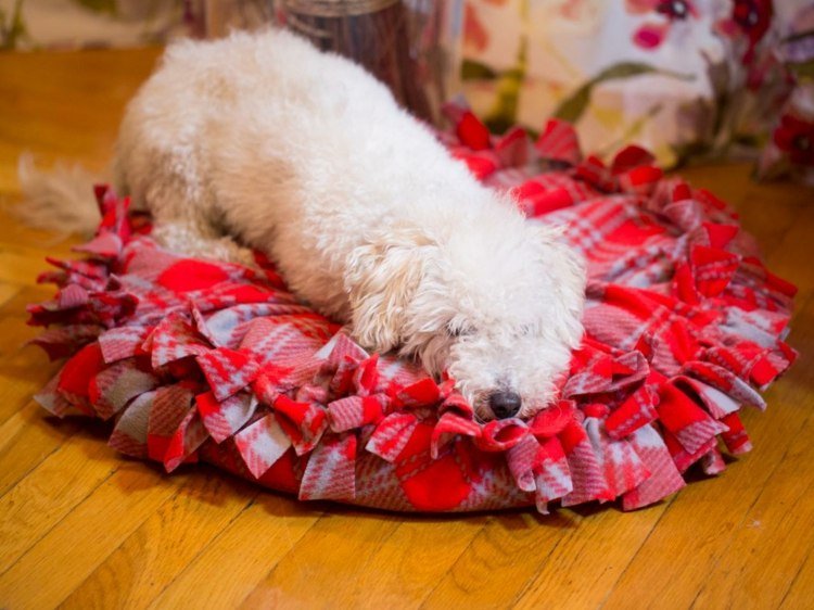 tinker-tyg-utan-sy-fleece-hund-säng-grå-röd-rund-rutig-hund