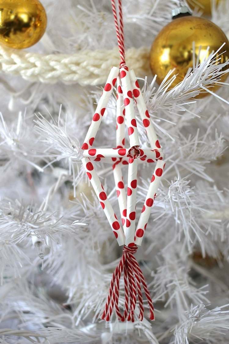 Diy Himmeli diamantformade geometriska figurer vita röda prickar juldekoration