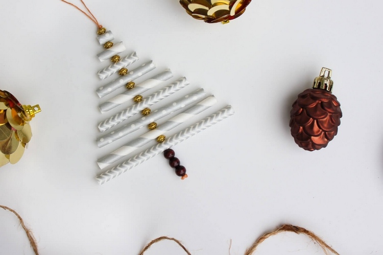 pyssla med sugrör DIY juldekorationer göra papper sugrör pyssel idéer juldekorationer dra upp träpärlor bollar