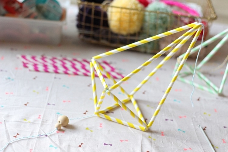 DIY Himmeli diamantformade geometriska figurer gul vit rosa ränder nåltråd