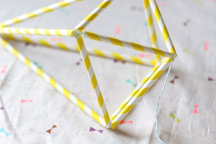 diy Himmeli diamantformade geometriska figurer gul vit rosa ränder nåltråd diamantformade kopplingsstycken