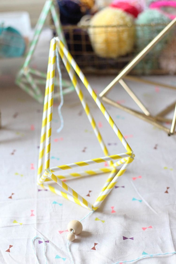 DIY Himmeli diamantformade geometriska figurer gula vita ränder nåltråd diamantformad