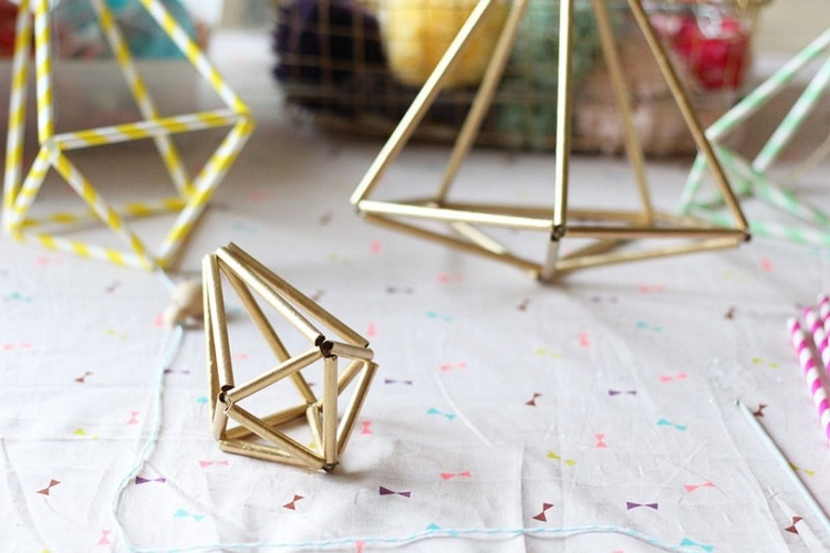 DIY Himmeli diamantformade geometriska figurer guldfärgade papper sugrör