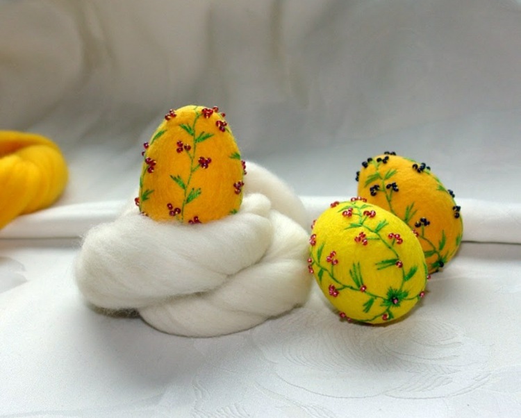 Tinker med frigolitägg för att dekorera påskfiltpärlor