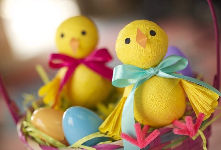 Gör hantverk med frigolitbollar och kräppappersunger själv till påsk