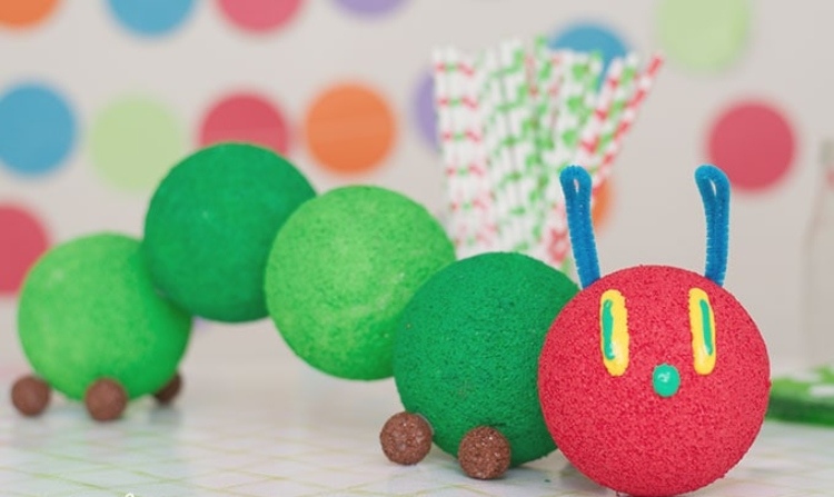 Vårdekorationer för hantverk med barn målar frigolitbollar