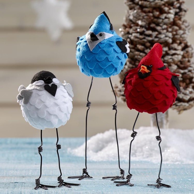 Gör hantverk med frigolitbollar i höstfågelfigurer själv