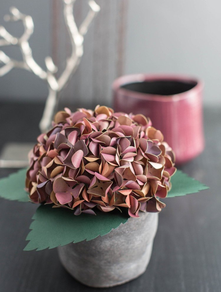 Gör hantverk med frigolitbollar själv i höstens hortensior ur papper