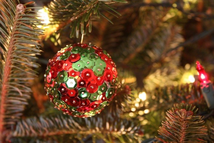 Frigolitbollar med paljetter dekorerar julgransdekorationer DIY