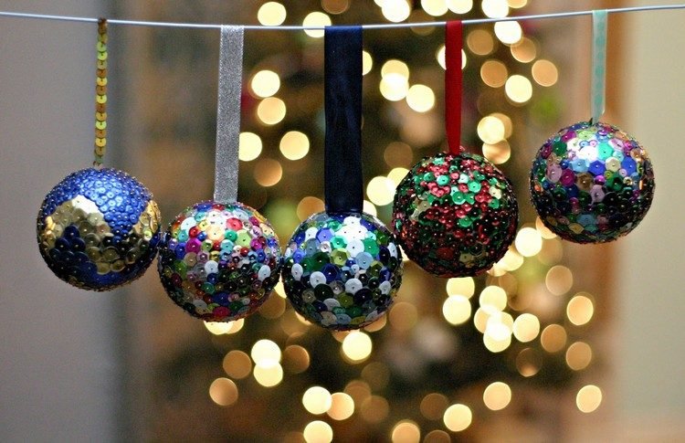 Hantverk med frigolitbollar för att dekorera julpaljetter Julgransdekorationer DIY