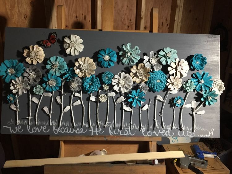 Hantverk med tallkottar sommar - skär skivor och skapa en sommarbild av blommor