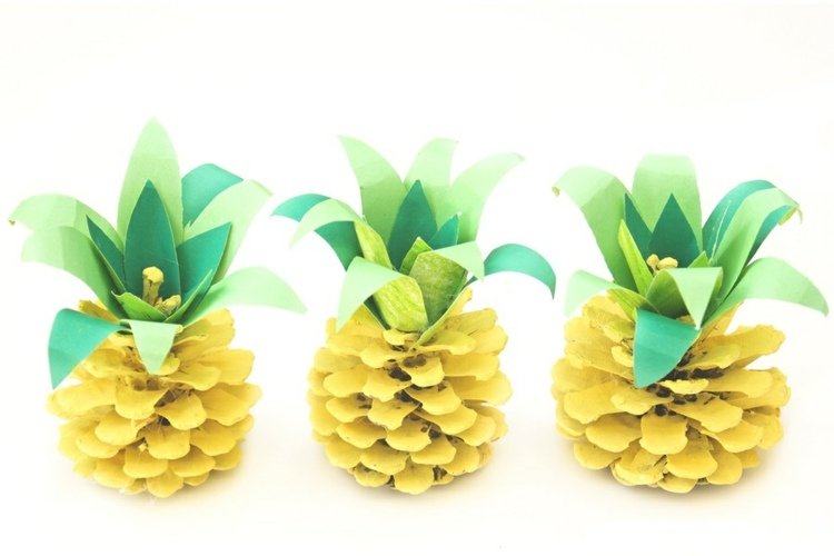 Ananas tinker med tallkottar sommar i gul färg