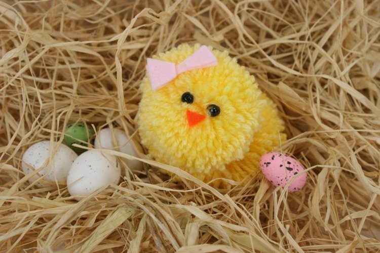 Chick gjord av pompons gul påskkorg