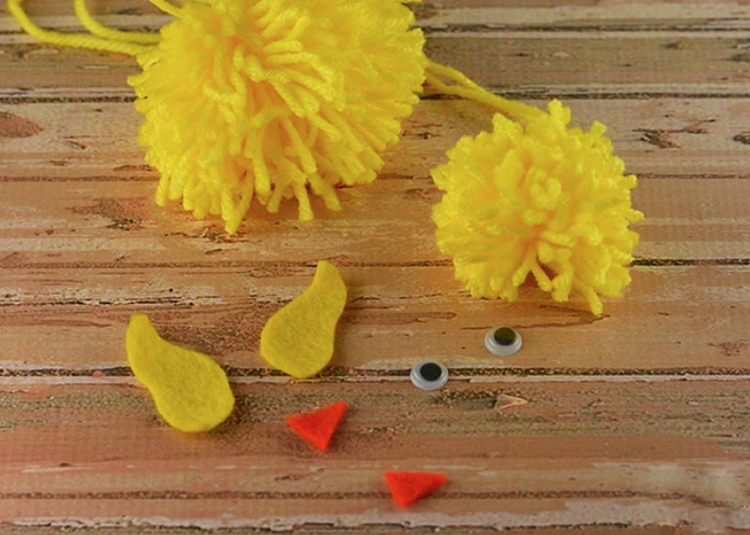 Kycklingar gör pom-poms i ull till påsk