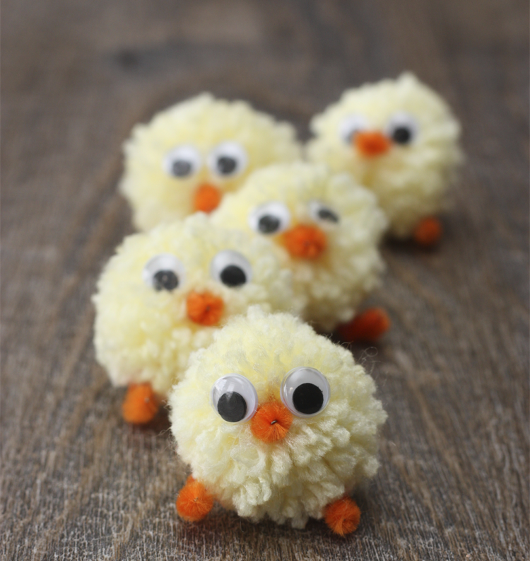 Påskungar gör pom poms