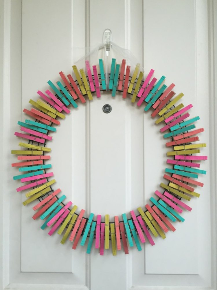 tinker-klädnypor-dörr-krans-färgglada-färger-tråd-festival-dekoration