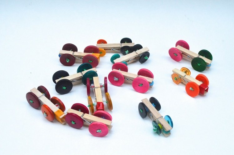 tinker-klädnypor-leksaker-barn-bil-hjul-trä-färgglada