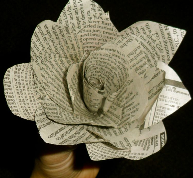 tinker med tidningspapper blomma-cut-out-roll-design-dekor-ros-lim