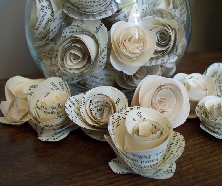tinker-tidningspapper-blommor-rulle ros-glas-behållare-dekoration-bok-sidor