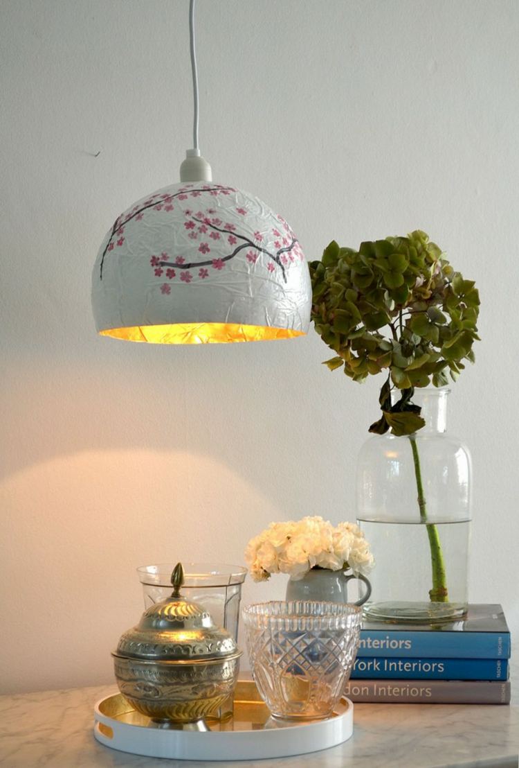 Tinker-tidningspapper-papper-mache-lampa-hängande-lampa-blomma-vas-böcker-bord