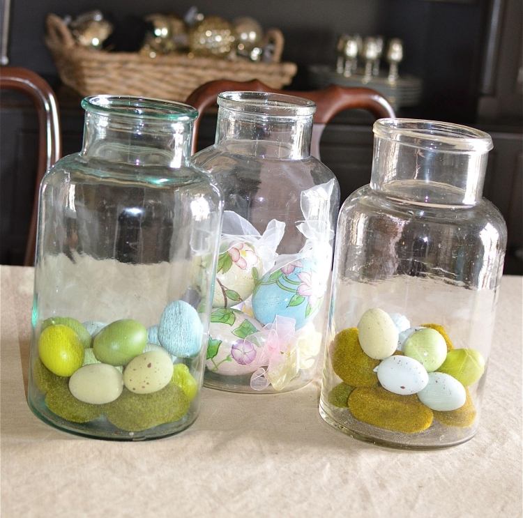 tinker-påsk-sylt-burkar-påsk-korg-pastellfärgade-godis-vaktelägg-mossa-glas-vaser