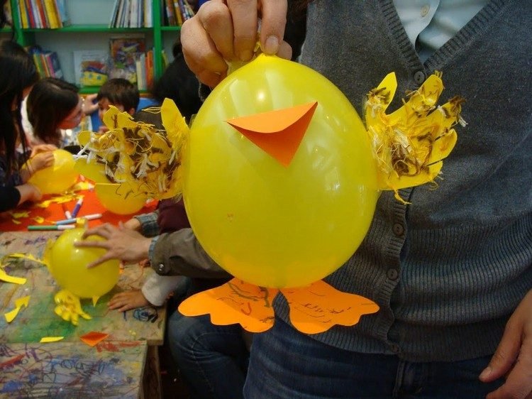 Chick-balloon-tinker-för-påsk-med-barn
