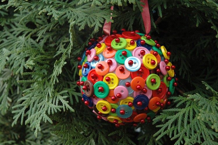 Hantverk för julklappar-julgransdekorationer-bollar-knappar-stift