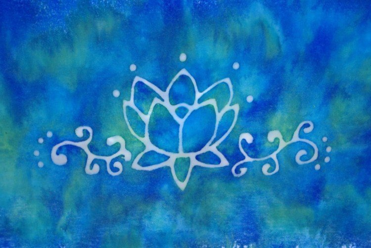 batik-tekniker-målning-blommor-vax-lim-blå-färg