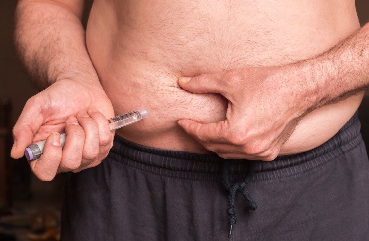 Stor magehåll med insulinspruta behandla man över 50 år