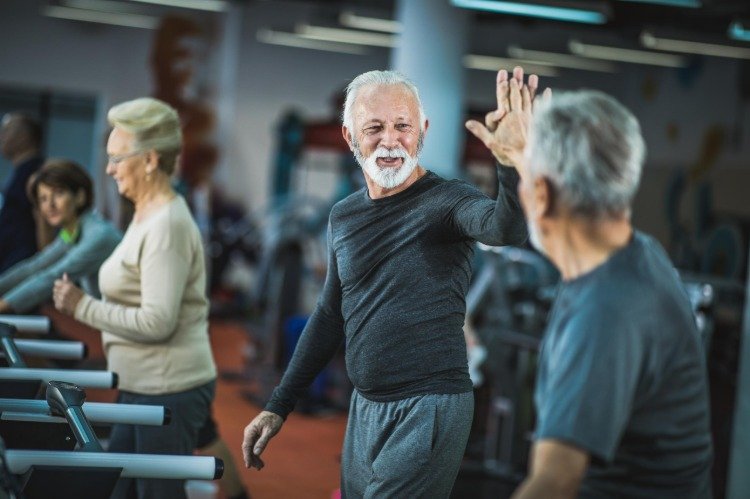 mage bort träna män över 50 på löpbandet medan de plaskar i fitness
