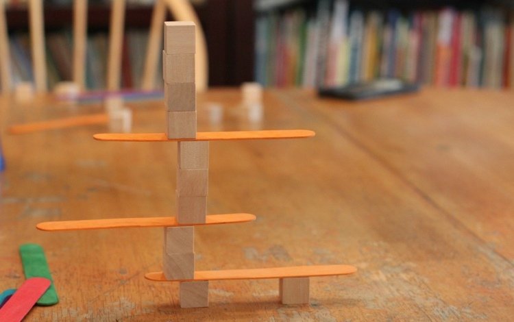 Bygga med barn -konstruktiva-spel-balans-trä kuber-trä spatlar