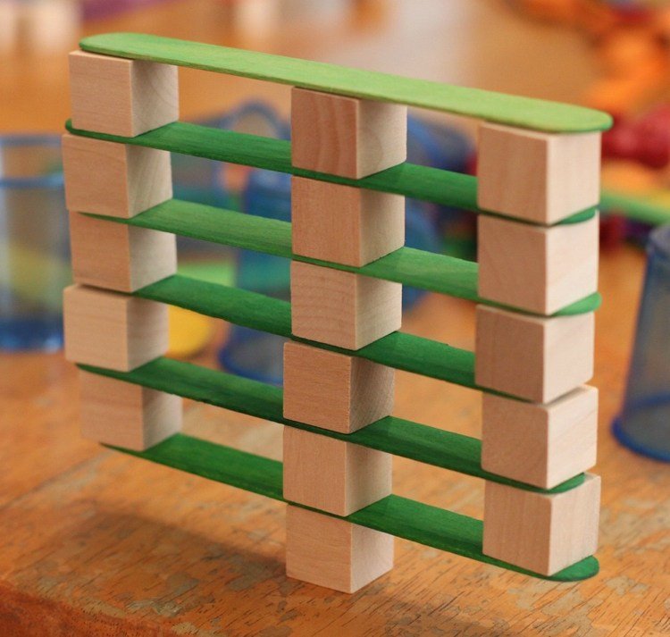 Bygga med barn -konstruktiva-spel-träblock-träspatlar-naturmaterial