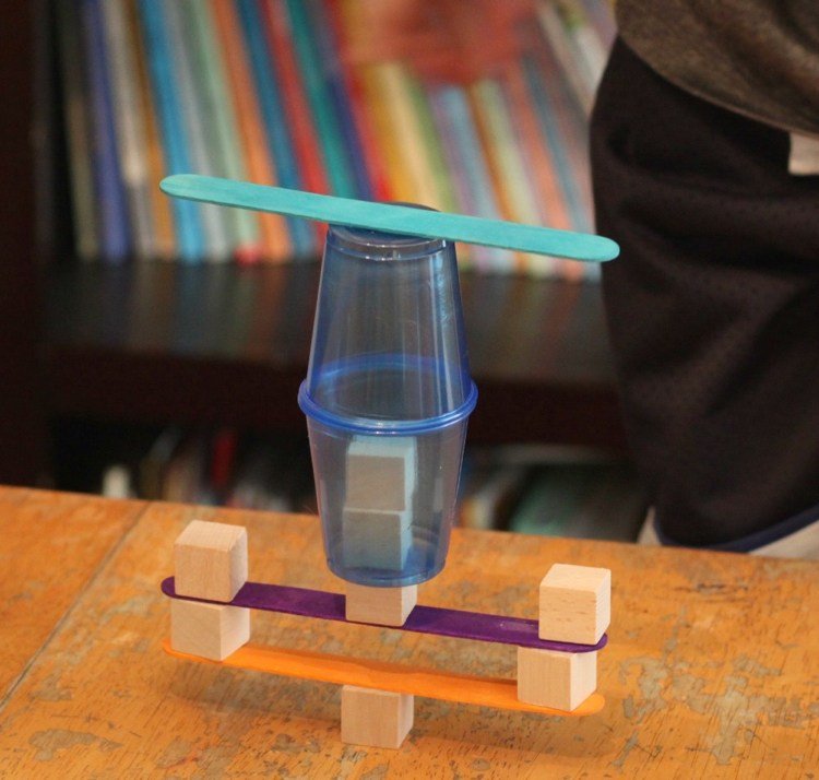 Bygga med barn -konstruktiva-spel-koppar-träblock-träbitar