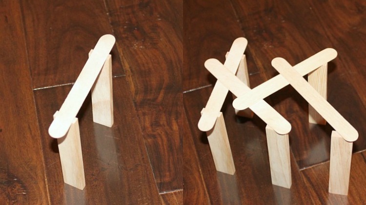 bygg-barn-konstruktiva-spel-träpinnar-träspatlar-kors
