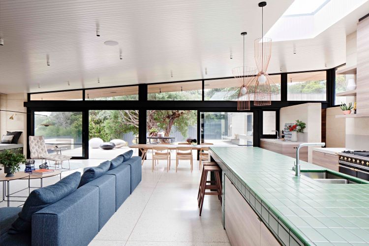 byggnad med ramad jord hybridmaterial modern arkitektur lager hus lager gröna kakel tvålinje kök vardagsrum