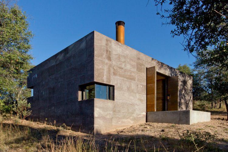 byggnad med ramad jord hybridmaterial modern arkitektur casa caldera