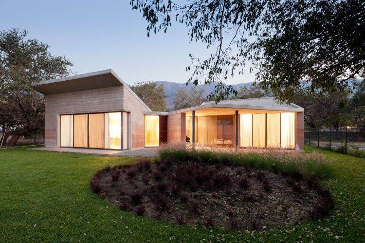 byggnad med ramad jord hybridmaterial modern arkitektur ajijic hus skog