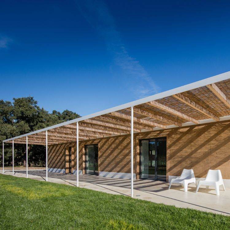 byggnad med ramad jord hybridmaterial modern arkitektur vingård hus utsidan