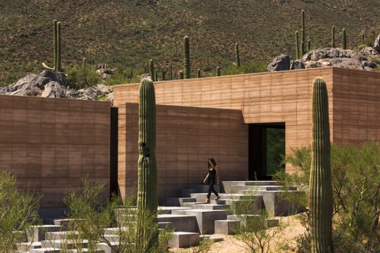 byggnad med ramad jord hybrid material modern arkitektur tuscon berg reträtt kaktus sluttning