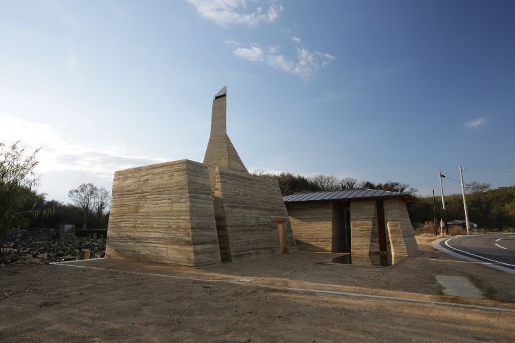 byggnad med ramad jord hybridmaterial modern arkitektur zenkonyu hus japan lera väggar geometrisk form