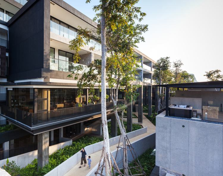 Feng Shui bygger bostadskomplex i Tailands gångväg mellan byggnader