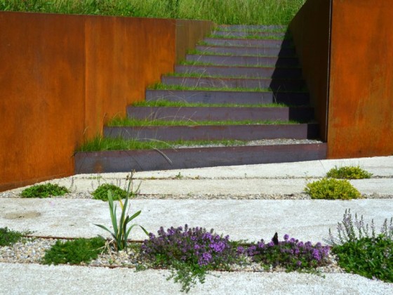 Gårdsträdgård moderna metallplattor trappor markskydd öppet arkitektur