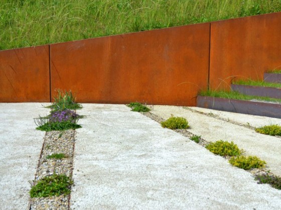 trädgårdsdesign schweiz projekt stödmur vägg stålvägg öppet utrymme arkitektur