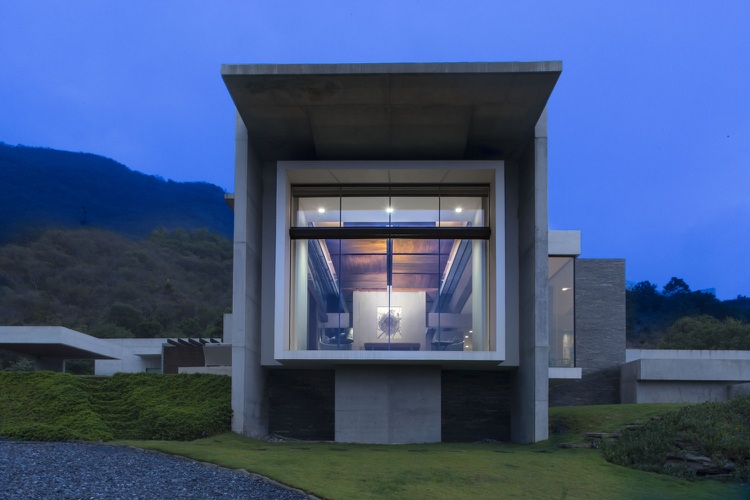 Bauhaus stil hus -granit-betong-arkitektur-stora-format-fönster